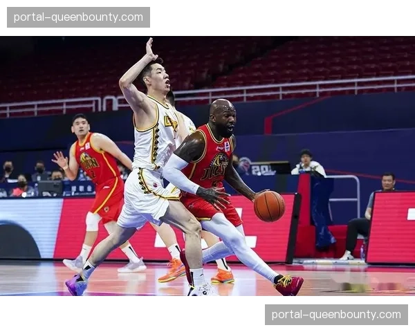 钟诚进攻空间极致化 放弃内线强攻以三分箭雨撕开对手防线 钟诚进攻空间极致化 放弃内线强攻以三分箭雨撕开对手防线